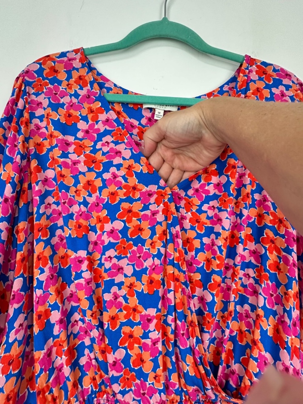 Skies Are Blue Curvy Women's Floral Flutter Sleeve Smocked Top 1X Ditzy - Picture 6 of 10